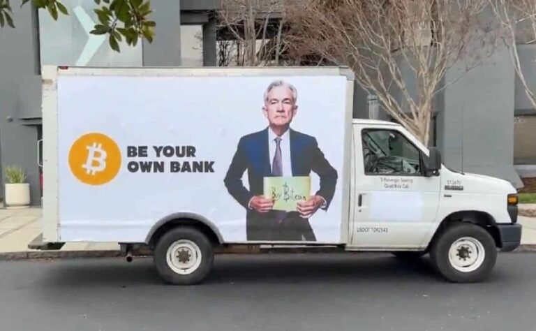 Anúncio sobre Bitcoin (BTC) em caminhão atrai olhares em frente ao Silicon Valley Bank