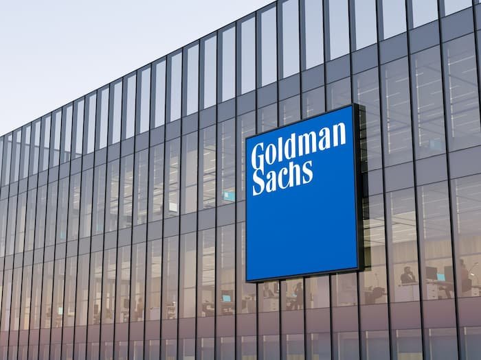Goldman Sachs lança relatório sobre o mercado de criptomoedas em 2023 O Goldman Sachs divulgou um relatório afirmando que 2023 foi o ano de ouro para a maturidade e institucionalização do mercado de criptomoedas. Para muitos, a notícia pode até soar um pouco estranha, considerando os altos e baixos que a indústria enfrentou este ano. No entanto, de acordo com o banco, os bastidores contam uma história diferente. O relatório aponta para três grandes tendências que confirmam essa transformação: 1. A profissionalização das exchanges: Adeus, balcões virtuais do Velho Oeste! 2023 viu o surgimento de plataformas de derivativos reguladas e centralizadas, como Coinbase Derivatives, CBOE e Eurex. Esses nomes importantes do mundo financeiro trazem consigo padrões rigorosos e transparência, afastando o estigma de "terra sem lei" que assombrava as criptos. 2. Derivativos: aposta institucional favorita: Se há um termômetro para medir a entrada dos "grandões" em qualquer indústria, esse é o mercado de derivativos. Ele permite que players sofisticados façam apostas inteligentes no futuro das criptomoedas, sem precisar comprar e vender as criptos diretamente. E adivinha? O relatório afirma que o mercado de derivativos do meio blockchain explodiu em 2023, com a CME, a maior bolsa de futuros dos EUA, assumindo o posto de líder em contratos de Bitcoin no último trimestre. 3. Ethereum em espera, mas com futuro promissor: Enquanto o Bitcoin reina supremo no mundo dos derivativos, o Ethereum ainda está se aquecendo. Seu volume de futuros representa apenas 20% a 50% do líder. Mas o Goldman Sachs acredita que 2024 será o ano da virada da plataforma de contratos inteligentes, graças à atualização Dencun que vai aumentar sua capacidade e eficiência.