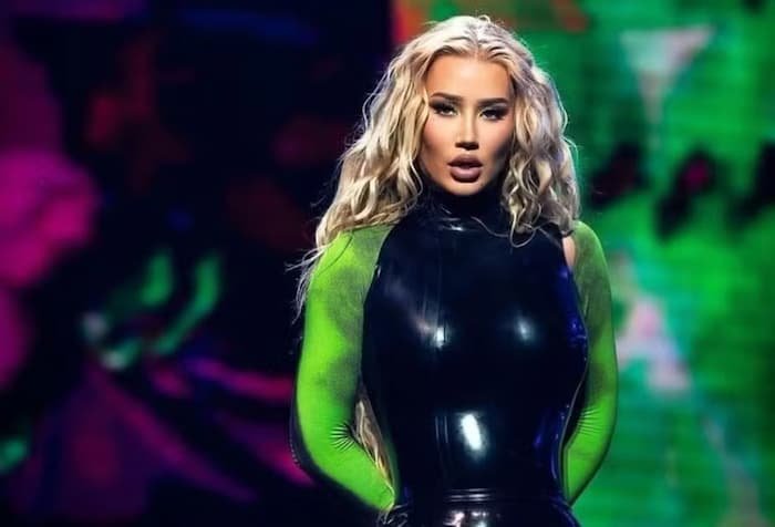 Iggy Azalea denuncia memecoin suspeita e revela planos para criptomoeda legítima