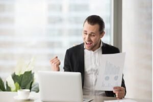 BlackRock compra bilhões em Bitcoin, bate recorde e mira domínio de mercado